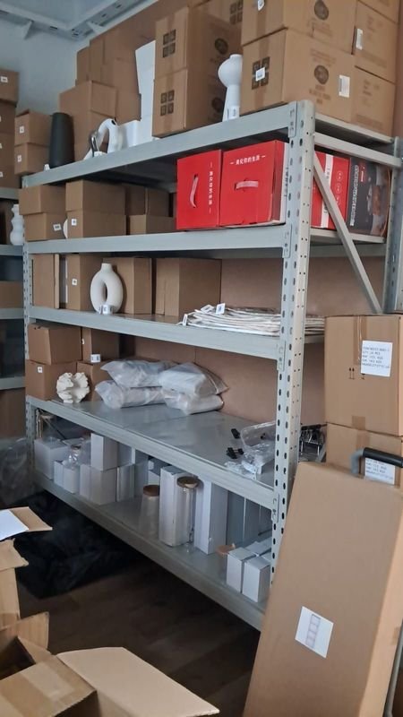 Estantería de metal para almacenamiento