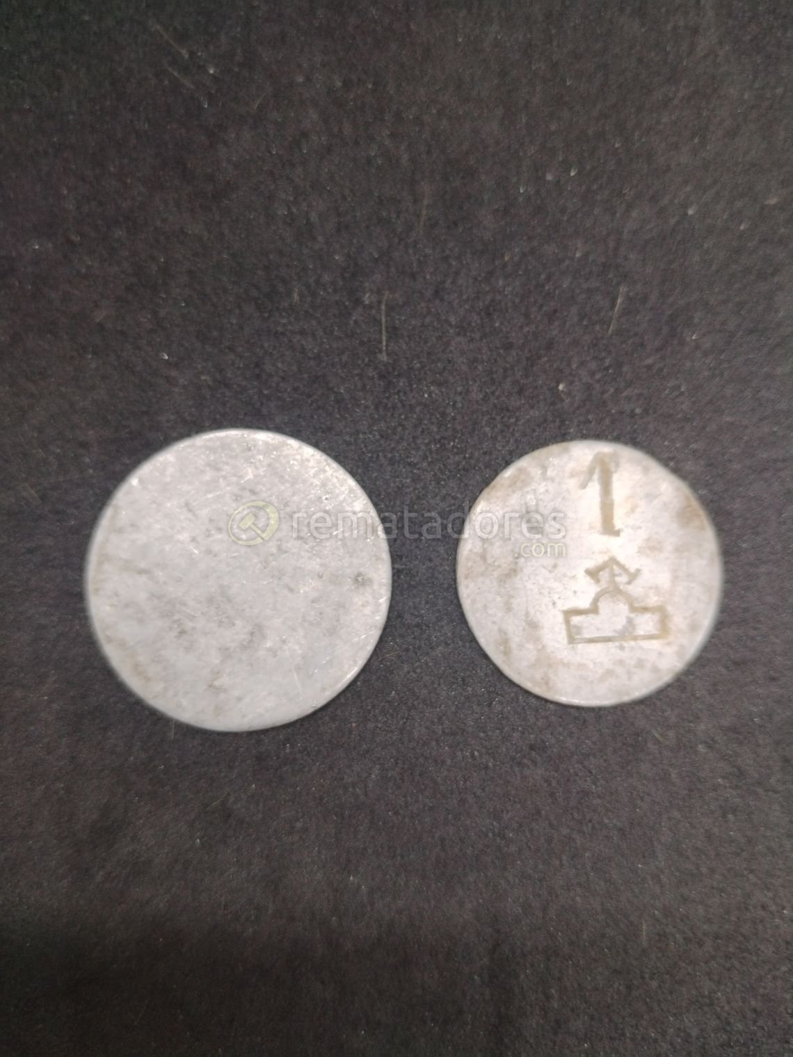 Dos Fichas Metálicas Circulares