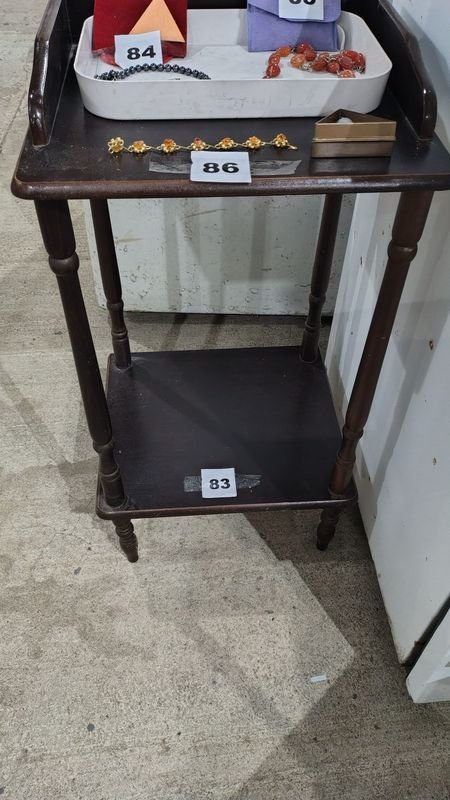 Lote siguiente: MESA AUXILIAR EN MADERA PARA JUETERÍA