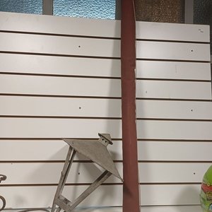Lote de Farol de Hierro, Soporte de Madera y Hierro, Mesa de TV y Cortina Roja - imagen 4