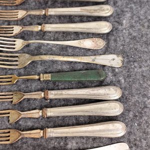 Lote de 7 Tenedores Antiguos con Detalles Ornamentales - imagen 6