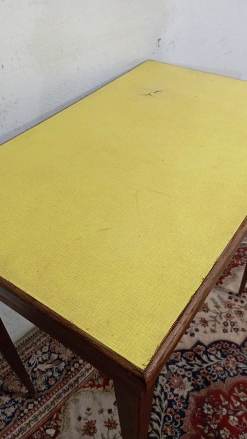 Mesa en madera con tapa de cármica amarilla - imagen 5