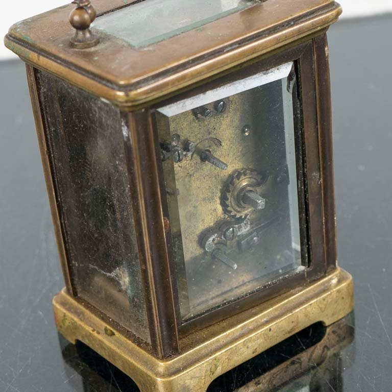 Reloj de viaje en caja de bronce con vidrios biselados - imagen 2
