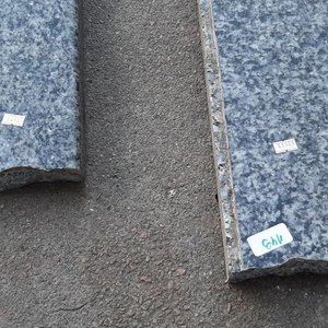 Dos Tramos de Granito Gris con Motas Negras - imagen 3