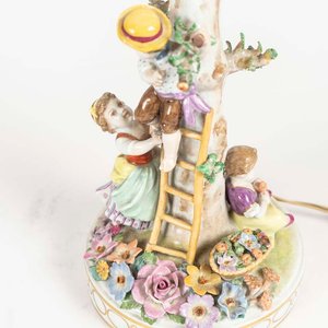 Lámpara de Porcelana Alemana con Grupo Infantil y Flores - imagen 2