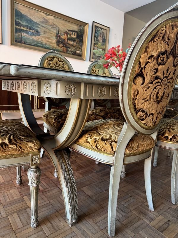 Excepcional juego de comedor estilo Francés con mesa extendible y 6 sillas tapizadas en Brocato - imagen 3