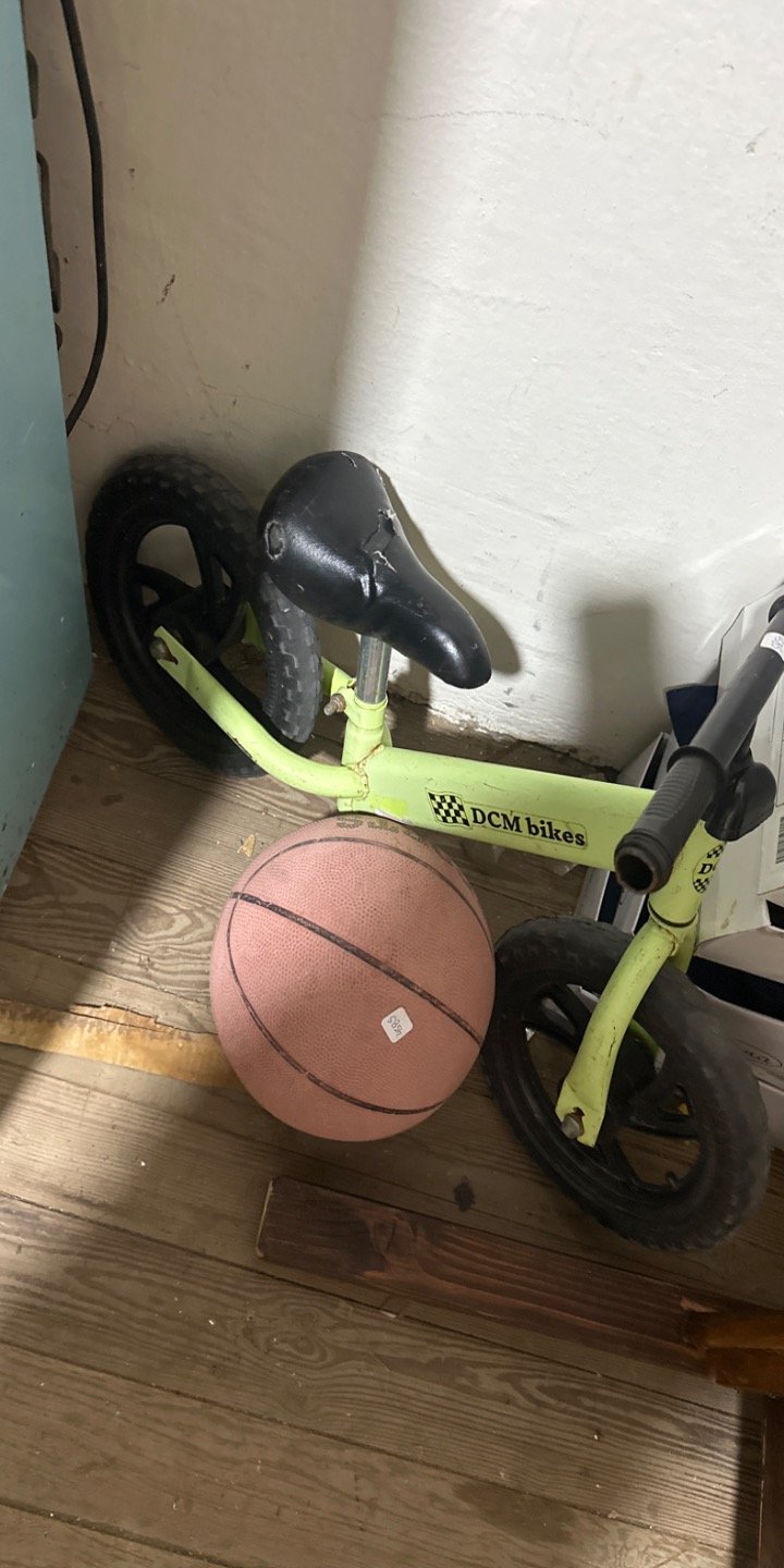 Lote siguiente: Bicicleta y canastilla para baloncesto