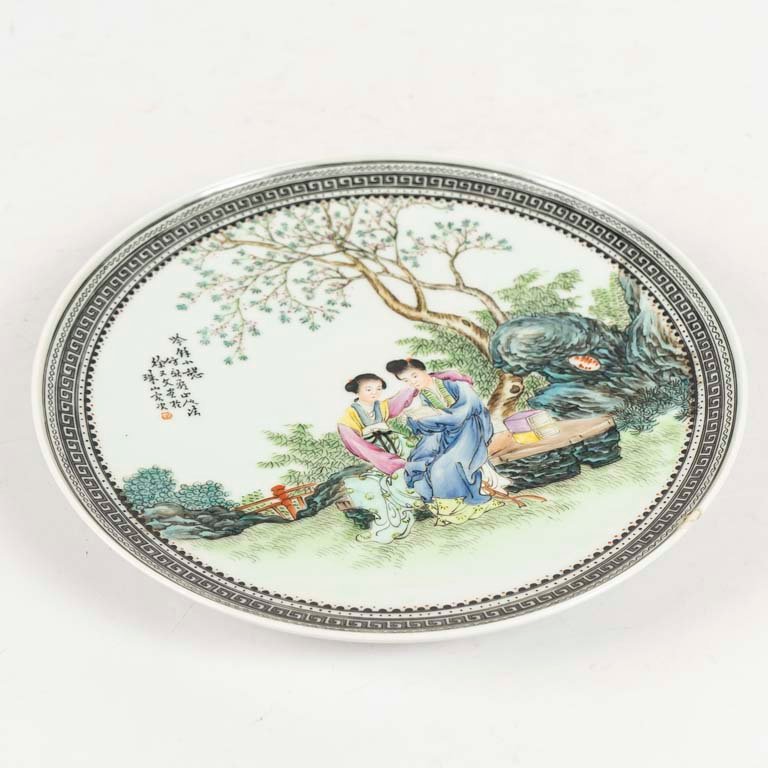 Lote siguiente: Plato de porcelana china pintado a mano y firmado