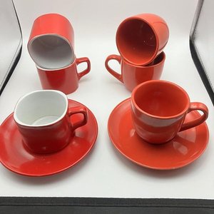 Juego de 6 Tazas de Café con 2 Platos de Cerámica Roja Vibrante - imagen 3
