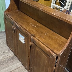 Lote anterior: Mueble de madera con puertas y estantes