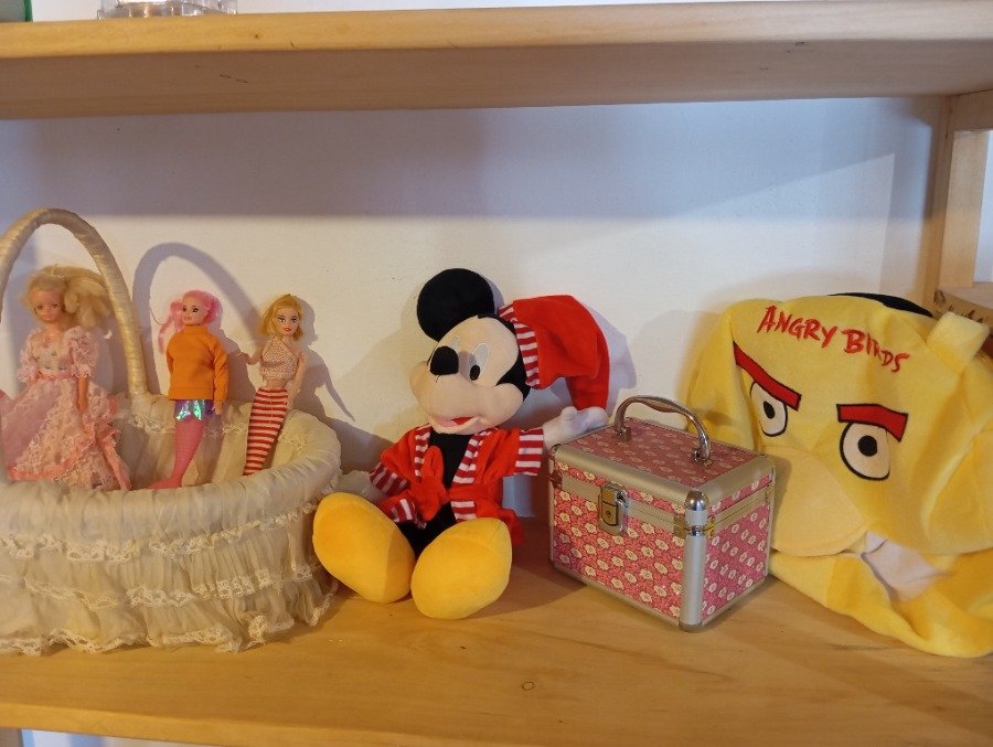 Lote siguiente: Canasta con peluche de Mickey y juguetes