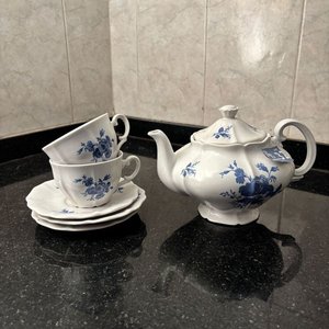 Lote anterior: Juego de Porcelana Olmos: Tetera, 2 Tazas y 6 Platillos con Diseño Floral Azul