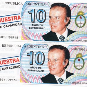 Lote anterior: Muestra de Billetes de 10 Australes de Argentina con Carlos Menem