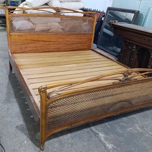 Lote anterior: Cama de 2 Plazas en Madera Tallada con Respaldo y Piecera Estilizada