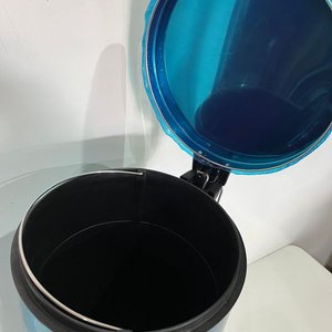 Papelera Grande Metálica Azul con Pedal, 30 Litros, 65 cm - imagen 4