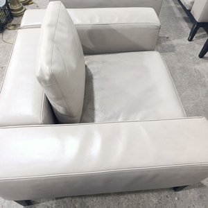 Sillones de Estilo Contemporáneo en Cuero Gris con Base de Madera Maciza - imagen 3