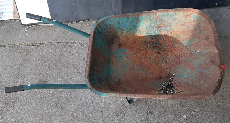 Carretilla de metal con rueda gastada - imagen 3