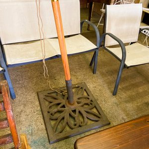 Lote siguiente: Lámpara de Pie Exterior con Base Ornamental de Hierro Fundido