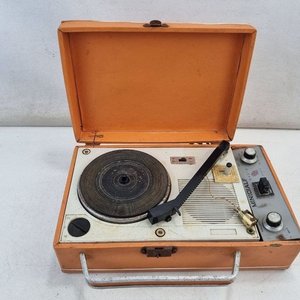 Lote siguiente: L 373 - 1 Pieza - Antiguo combinado radio y tocadiscos portátil de la firma 'Minidialf' - Apollo I, modelo valija de viaje con asa