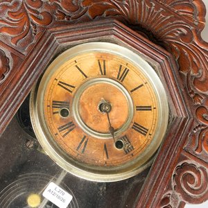 Reloj de Pared Antiguo con Péndulo y Llave, Caja de Madera Tallada - imagen 3