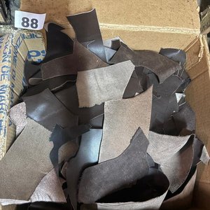 Lote de Retazos de Cuero en Varios Tonos para Artesanos - imagen 18