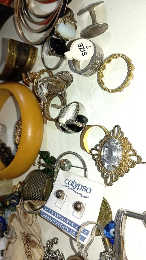 Variedad de anillos, pulseras, collares y pendientes de estilos diversos - imagen 6