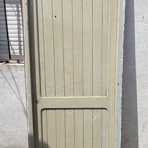 Puerta de Madera Entablerada con Cerradura Antigua - imagen 7