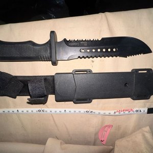 Lote siguiente: Cuchillo Táctico Columbia Negro con Funda