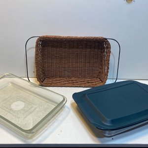 Juego de 3 piezas: Fuente de vidrio Pyrex con tapa azul, fuente de vidrio y canasto de mimbre - imagen 1