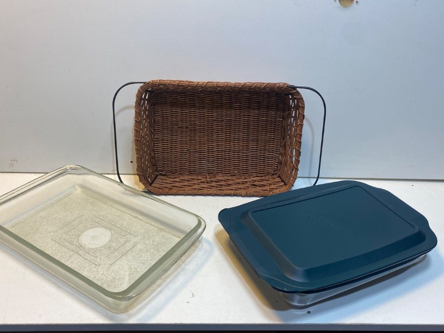 Juego de 3 piezas: Fuente de vidrio Pyrex con tapa azul, fuente de vidrio y canasto de mimbre