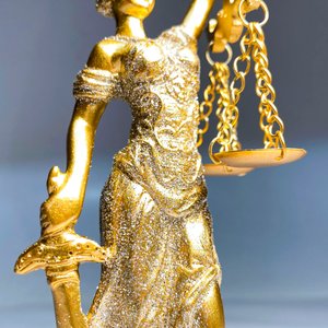 Figura Diosa de la Justicia Dorada - 18 cm - imagen 4
