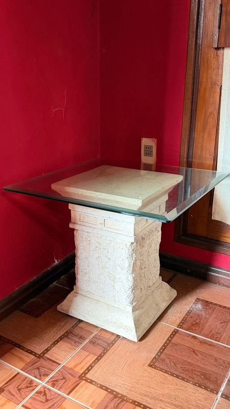 Mesa Lateral con Base Estilo Pilar y Tapa de Vidrio