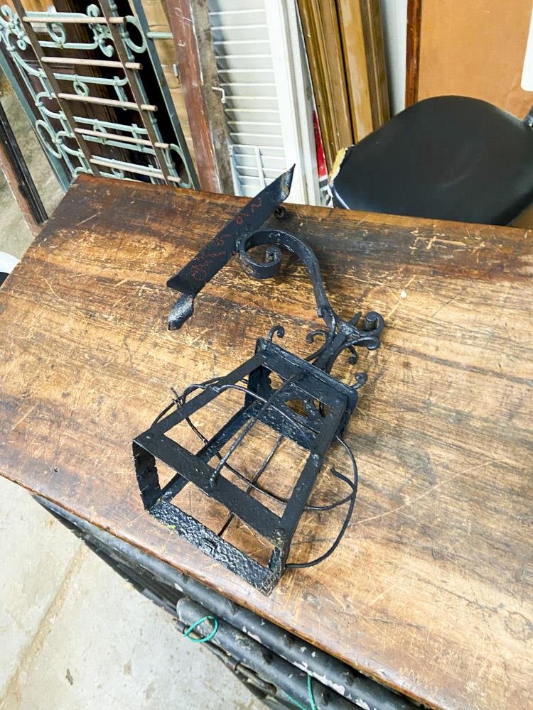 Farol de Hierro Negro con Mensula y Detalle Decorativo