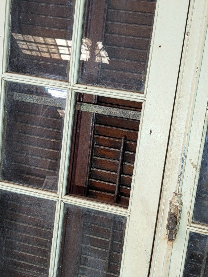 Ventana con dos hojas batientes y postigos tipo celosías en cedro - imagen 7