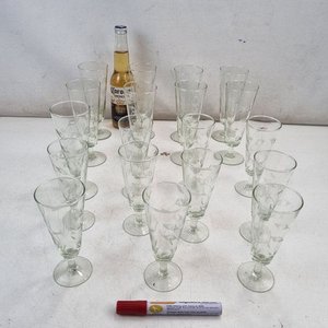 Lote siguiente: Set de 19 Copas de Vidrio con Diseño Floral Esmerilado