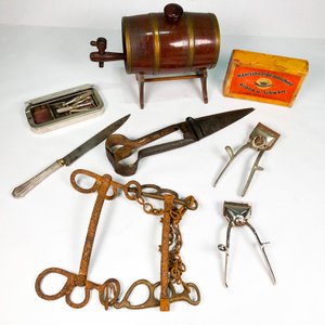 Lote de Antigüedades: Barril de Madera, Tijera de Trozar, Cuchilla y Cortapelos Manual - imagen 4