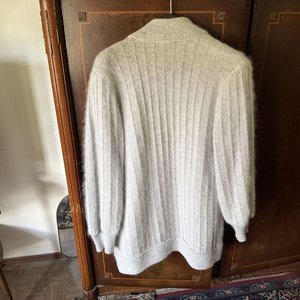 Cardigan Largo Gris Suave Talle XL con Cuello Solapa y Bolsillos - imagen 2