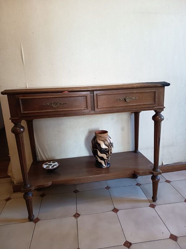 Lote anterior: Elegante Mesa Consola Clásica con Herrería en Bronce y Estante Inferior