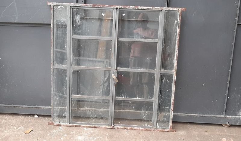 Ventana de hierro con 12 vidrios y marco antiguo - imagen 2