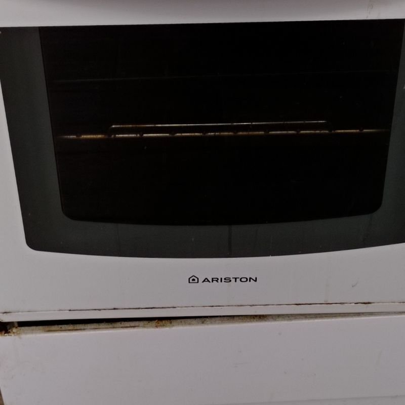Cocina marca ARISTON, electrodoméstico en mal estado - imagen 2