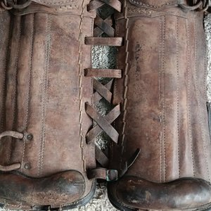 Basto de cuero antiguo con estribos y mañador - imagen 5