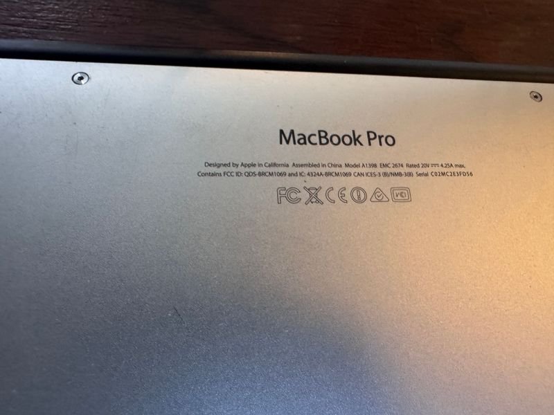 MacBook Pro con problemas de pantalla, necesita conexión externa - imagen 4