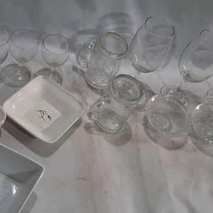 Lote de Cristalería y Vajilla: Copas, Jarras y Compoteras - imagen 2