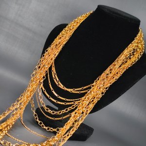 Collar Dorado Multicapa con Diseños Variados de Cadenas - imagen 3