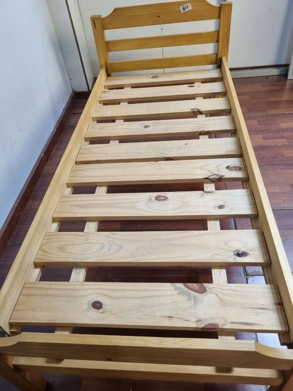 Cama de madera antigua con estructura y tablas - imagen 5