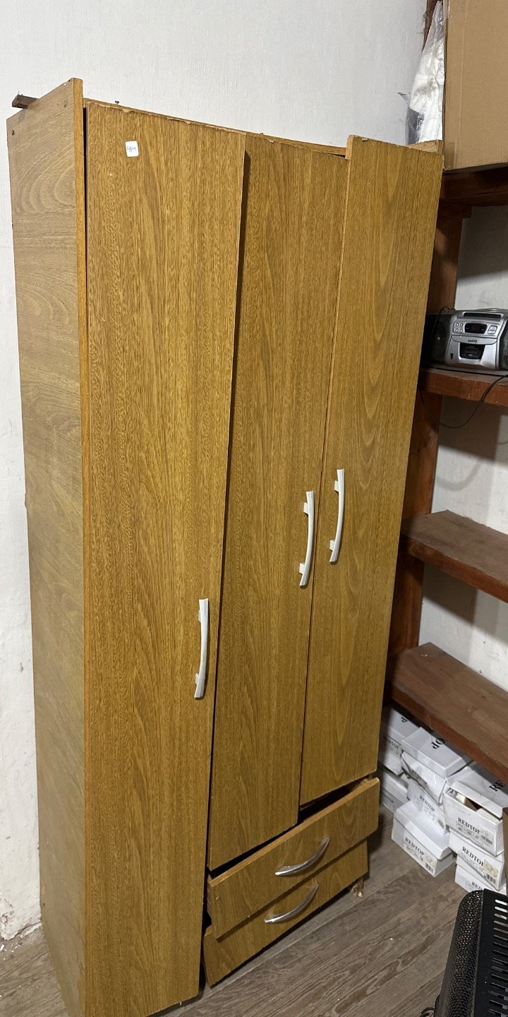 Lote siguiente: Ropero de madera con puertas y cajones