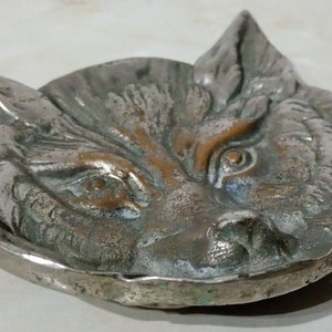 Cenicero de Metal Baño Plateado con Forma de Cabeza de Lobo - imagen 2