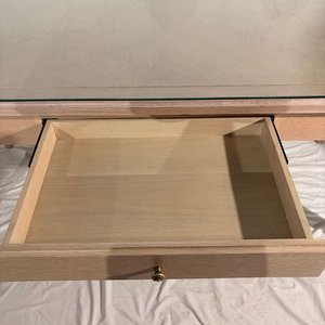 Escritorio/Mesa de Madera Clara con Cajón y Tapa de Vidrio - imagen 7