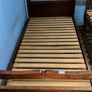Cama de 1 Plaza Estilo Clásico en Madera Oscura - imagen 3