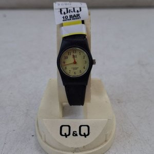 Reloj Pulsera Q&Q Cuadrante Crema y Correa Negra - imagen 1